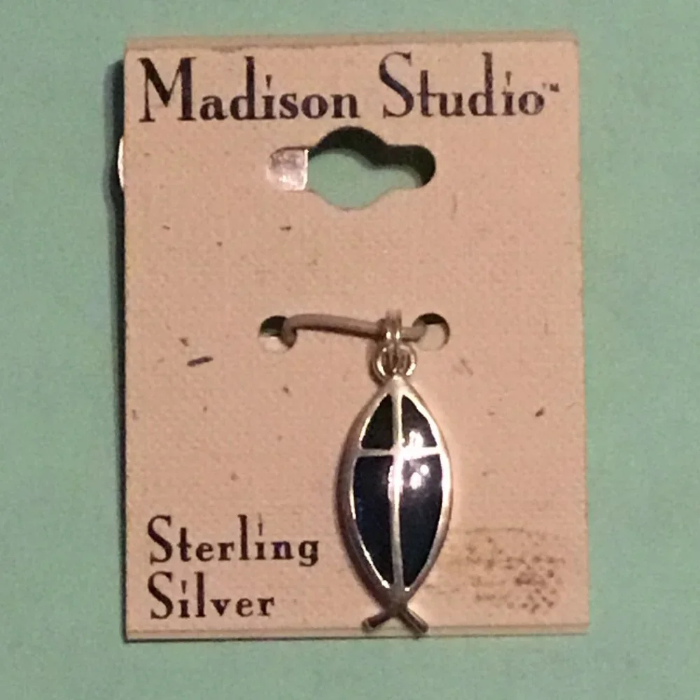Vintage Madison Studios sterling silver fish pendant or charm - mint on card - Picture 1 of 4